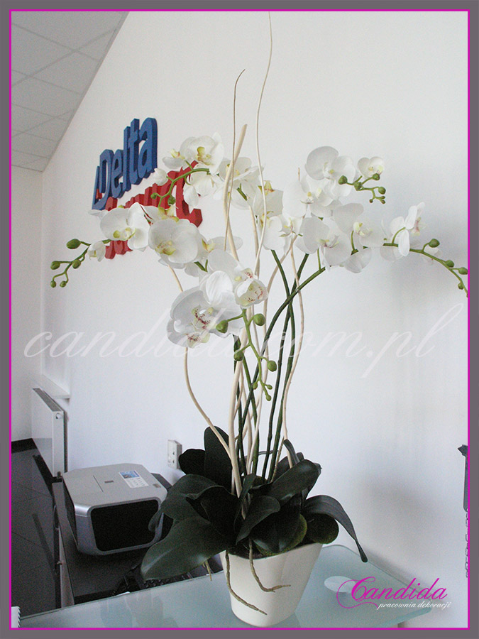 Dekoracja biur kwiatami sztucznymi. Dekoracja na recepcji, dekoracje w pokojach pracowników, dekoracja holi.