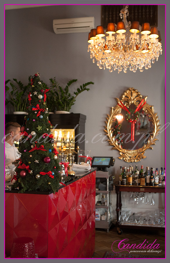 choinka dekoracja świąteczna baru w restauracji, wianek bożonarodzeniowy zawieszony na lustrze