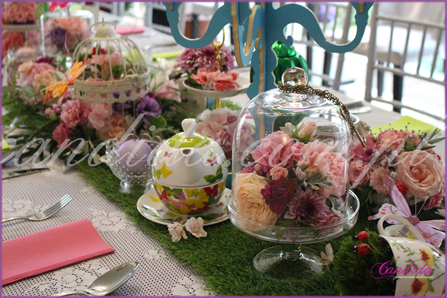 dekoracja kwiatowa stołu motyw przewodni Alicja w Krainie Czarów patery z kwiatami