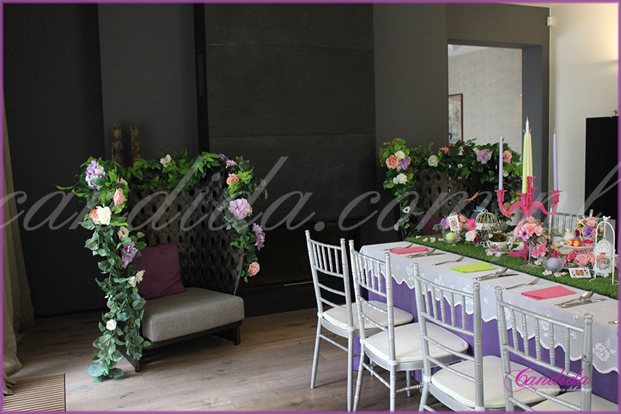 dekoracja kwiatowa stołu motyw przewodni Alicja w Krainie Czarów fotele w kwiatach
