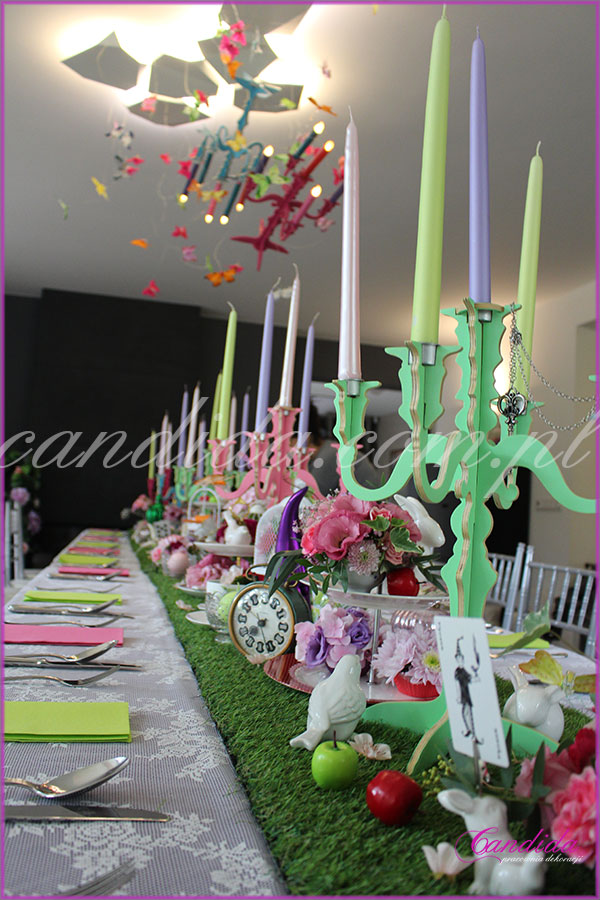 dekoracja kwiatowa stołu motyw przewodni Alicja w Krainie Czarów kolorowe świeczniki