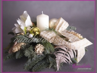 stroik świąteczny z ozdobami i świecą, dekoracje bożonarodzeniowe, dekoracje świąteczne