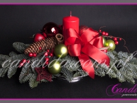 stroik świąteczny z jedną świecą na srebrnej paterze, dekoracje bożonarodzeniowe, dekoracje świąteczne