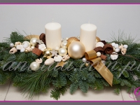 stroik świąteczny z dwoma świecami, dekoracje bożonarodzeniowe, dekoracje świąteczne