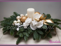 stroik świąteczny z ozdobami i świecą, dekoracje bożonarodzeniowe, dekoracje świąteczne