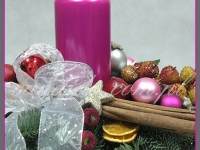 stroik świąteczny ze świecą, dekoracje bożonarodzeniowe, dekoracje świąteczne
