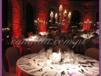 srebrne kandelabry ze świecami, dekoracje eventowe, kwiaty dla firm, dekoracje na event w Fortecy